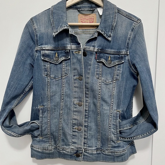Levi’s Women’s Boyfriend Denim Jacket - Picture 2 of 4